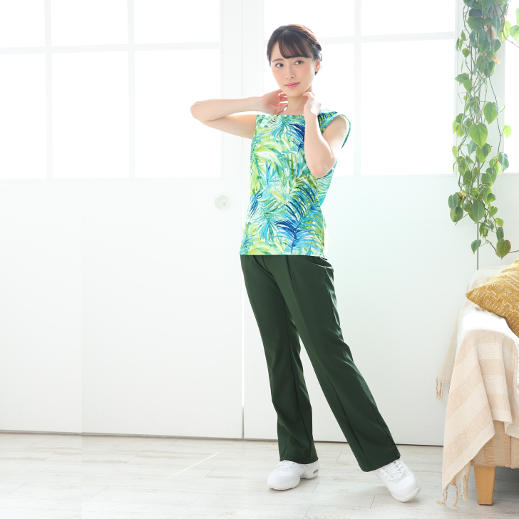 腕の動きを邪魔せずに、すっきりと見せるタンクトップ