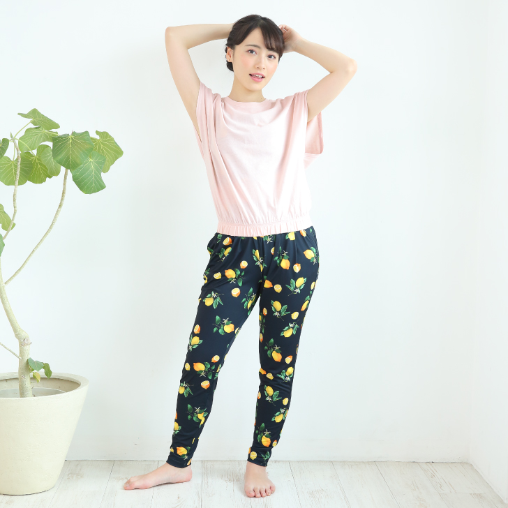 ゆったりシルエットの定番パンツ