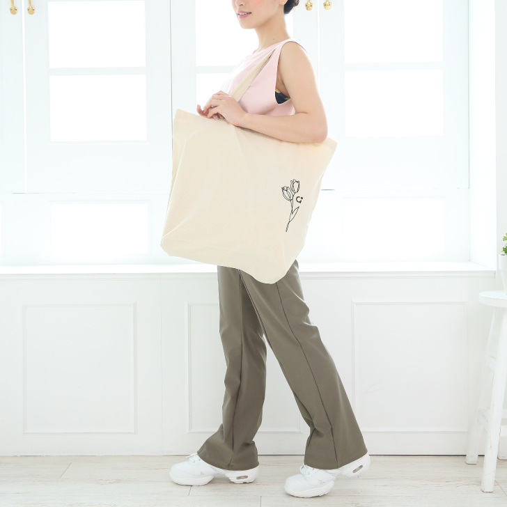 身体のラインを美しくみせる、脚長パンツ！