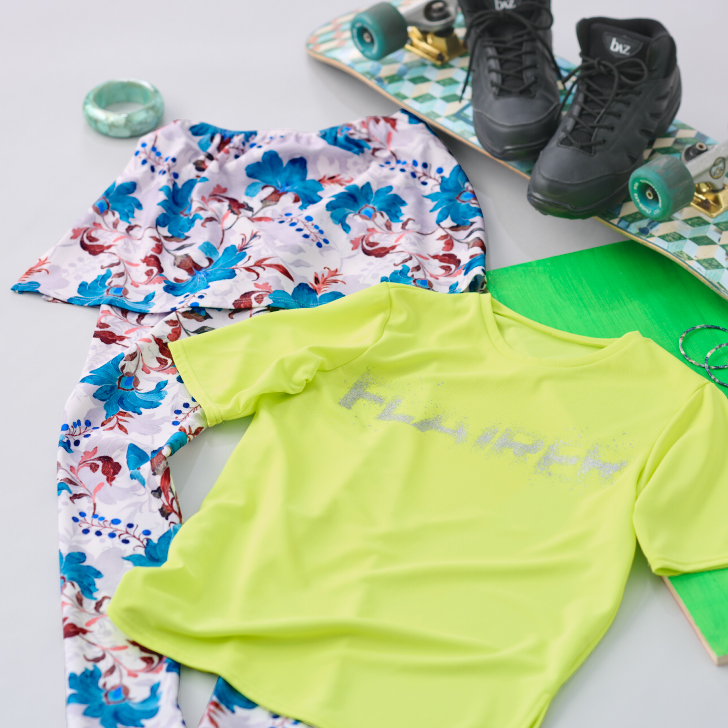 キラキラひかるグリッタープリントもロゴ柄で着やすいTシャツ/>
<br /><br /><br />
<img src=