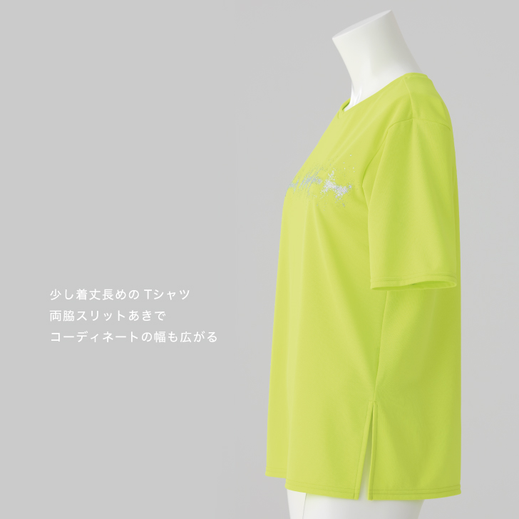 キラキラひかるグリッタープリントもロゴ柄で着やすいTシャツ