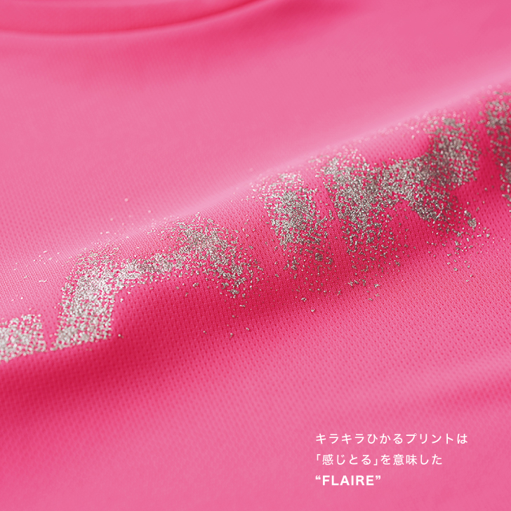 キラキラひかるグリッタープリントもロゴ柄で着やすいTシャツ