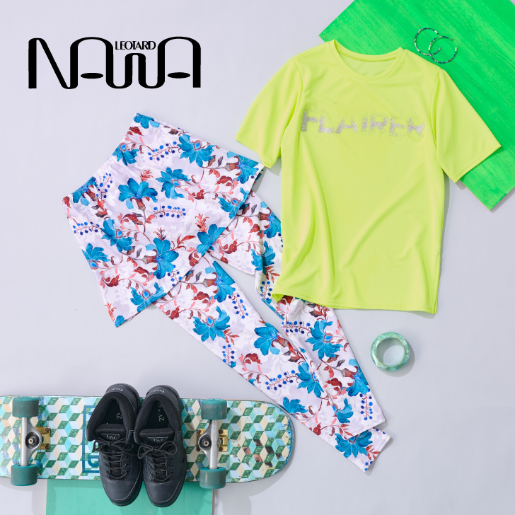 キラキラひかるグリッタープリントもロゴ柄で着やすいTシャツ