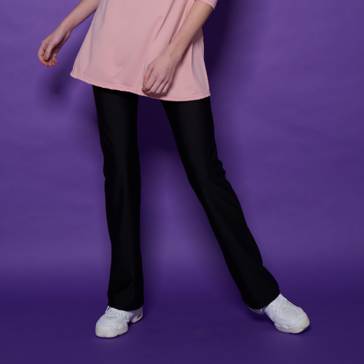 ブーツカットシルエットの楽のびパンツ