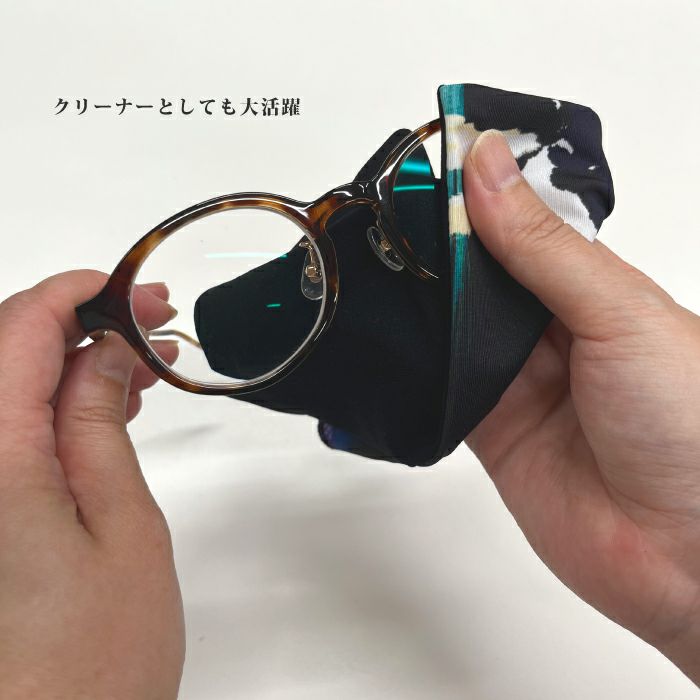 身の回りの小物を収納できるマルチケース