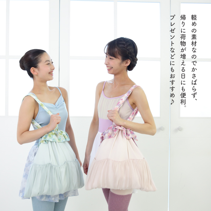 チャーム付きのトートバッグ