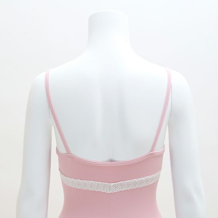 胸元のクロスが作り出すやわらかなハートカットがチャームポイントのレオタード