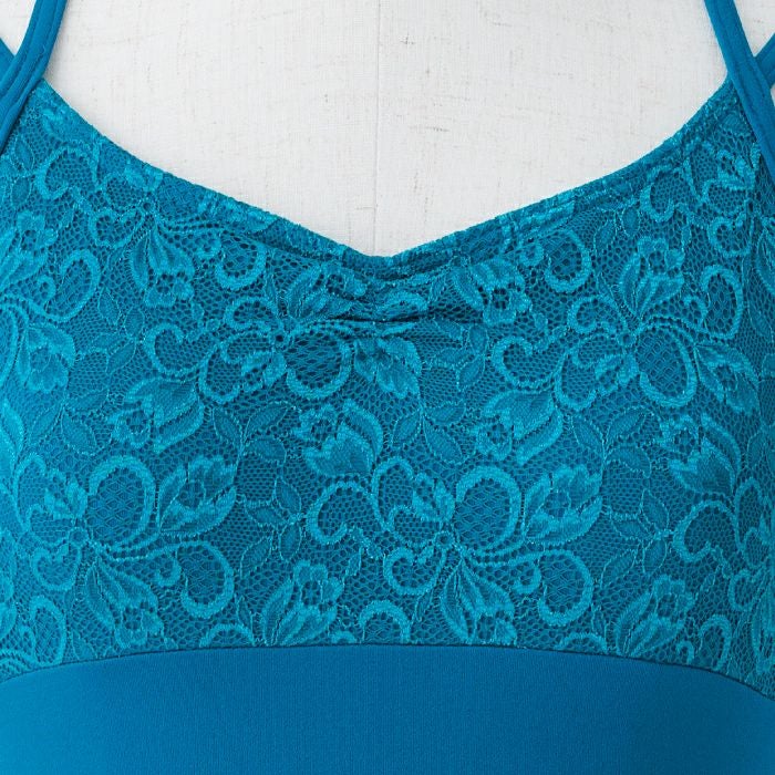 衿あきの広いトップスとのコーデも楽しめるネックラインの美しさを引き立てるホルターストラップレオタード