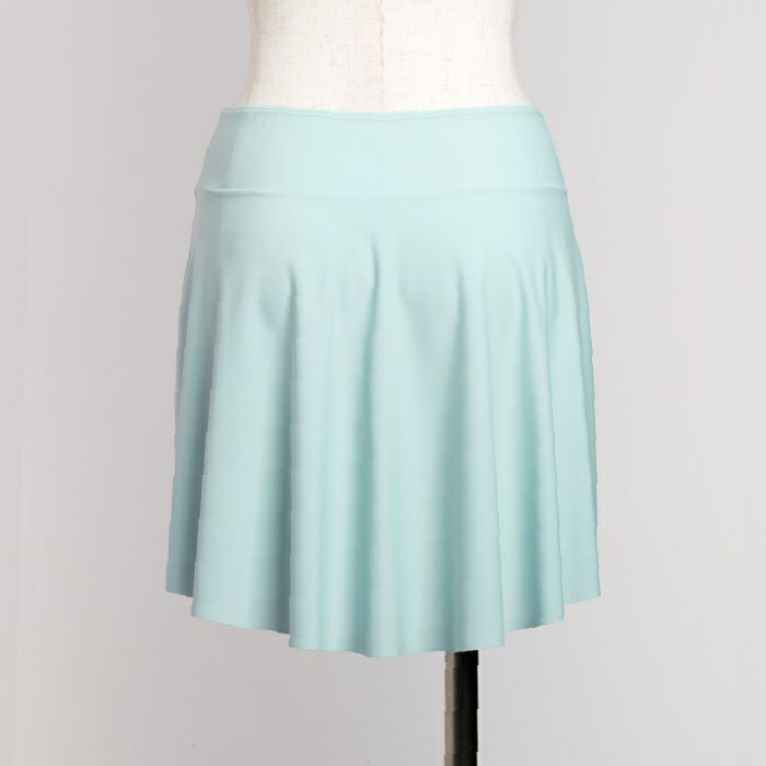 キリッと甘さを抑えたシルエットのスカート