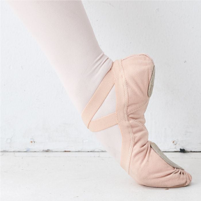 足口の周りがゴムでフィット感に優れたバレエシューズ